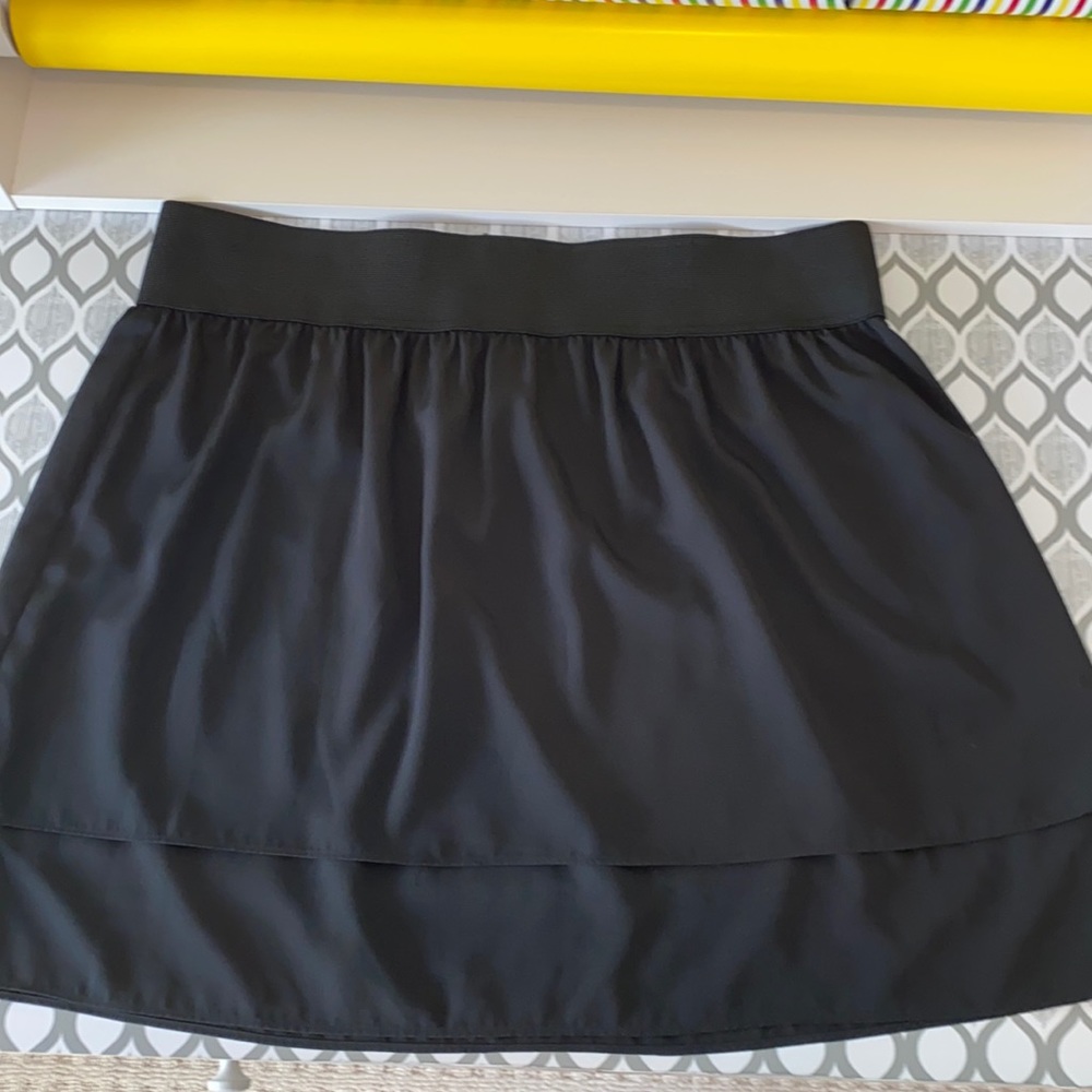 Cute and silky mini skirt by Elle